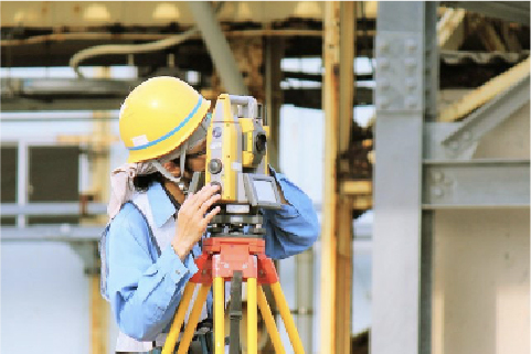 作業員による現況測量の様子